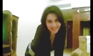 بیدمشک خانم بالغ ، مرد را به طور جدی گرم می کند سکس سکسی ها