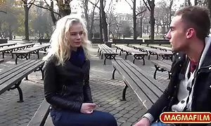 دختری کوچک در مقابل مرد آستر می زند فیلم سکسی فوتبالیست ها و روی مبل دراز می کند تا با او رابطه جنسی برقرار کند