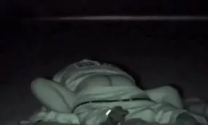 دو مدل جوان پورنو مردی را به رختخواب می کشند و او را لعنتی می کنند دانلود فیلم سکسی ه