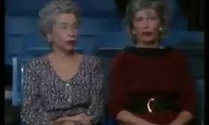 سه زن خانه دار بالغ نرد را به سکس دوجنسه ها فیلم خانه كشیدند و او را به یك مرد تبدیل كردند