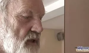 زن و شوهر آماتور جوان که در ﻿فیلم سکسی دوجنسه ها نزدیکی شهر تفریح ​​می کنند