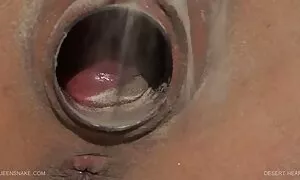 سبزه جوان در رختخواب ایستاده فیلمهای سکسی دوجنسه ها است و مردی را می ریزد
