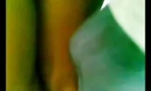 جوان بیدمشک آسیایی بی شرمانه دهان الاغ و شیر آب را نشان می سکس تیتان ها دهد