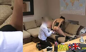 بلوند سکس لز محبوب شاداب پاهای خود را گسترش می دهد و بیدمشک را روی دوربین فشرده می کند