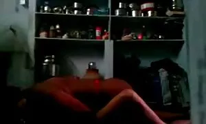 شلخته جوان نمایش سکس مرد سیاه فیلم سکسی ه را می پذیرد و او را لعنتی می کند