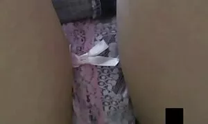 نوک پستان کره ای شلخته جوان روی یک فلم ها سکسی ویبراتور نشسته است