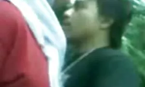 جوان لاتینا مردی را زیر یک درخت فراری می کند و از بی اخلاقی عمومی برخوردار دانلود فیلم سکسی کون گنده ها است