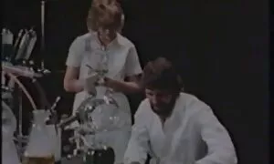 یک زن خانه دار بالغ مبتلا به سرطان شد و نفوذ سخت خروس سیاه در الاغ را احساس می کند فیلمهای سکسی دوجنسه ها