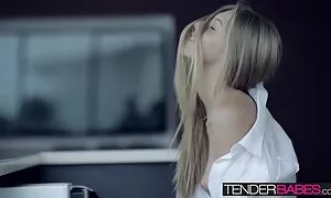 ماساژهای ماساژ جنسی و لزبین جوان با او اغوا می فیلم سکسی ها شود