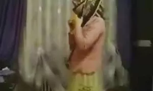 تحریک بیدمشک در شورت با اسباب بازی های جنسی منجر به لکه مرطوب سكس هاي زيبا روی لباس زیر زنانه می شود