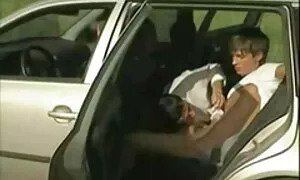 بچه سايت عكس هاي سكسي ها به یک دختر مست کمک کردند تا از شر لباس خلاص شود